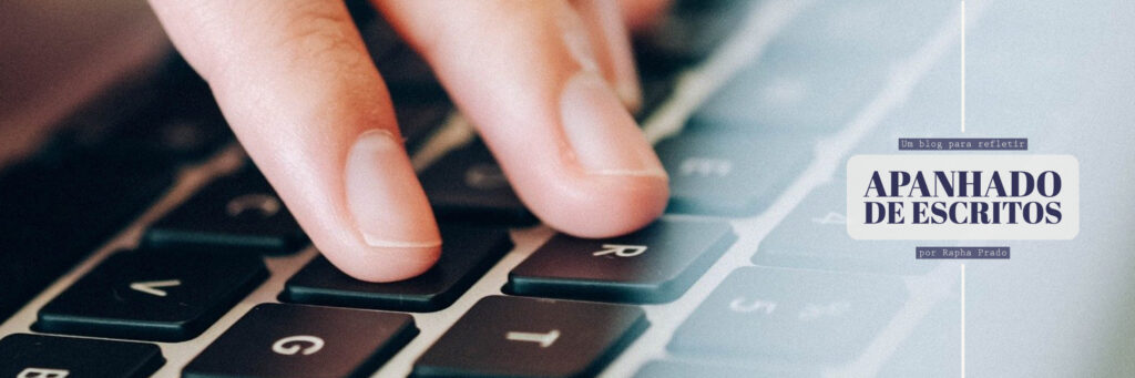mão em cima de um teclado de computador com o título "apanhado de escritos", um blog para reflexão, de Rapha Prado