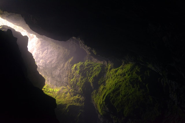 imagem mostra a luz natural entrando dentro de uma caverna